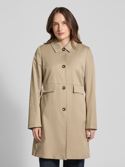 Frauenmodel trägt Regular Fit Mantel mit Umlegekragen Modell 'Mina' von CINQUE in Beige, Baumwoll-Mix, Pattentaschen, Ganzkörperansicht von vorne.