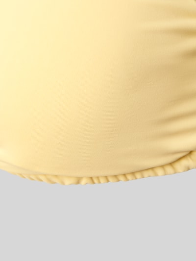 Frauenmodel trägt Bikini-Oberteil mit breiten Trägern Modell 'ZADIE SOLID' von Neo Noir, Material-Mix mit Stretch-Anteil, vorgeformte Cups, Detailaufnahme.