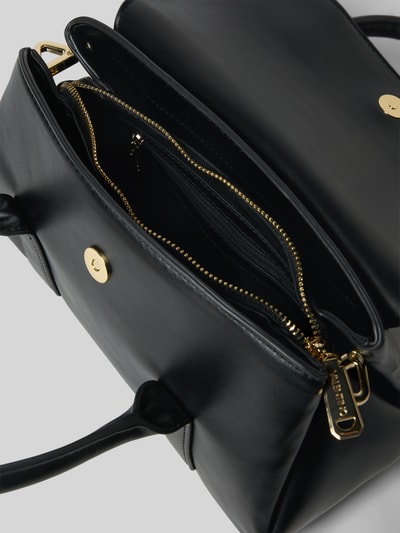 Produktfoto, czarna Handtasche mit Label-Applikation von VALENTINO BAGS, złote detale, zamek, tekstura gładka, kontekst: torebka damska z rączką, odpinany pasek, szerokość 28 cm, długość 16 cm, głębokość 12 cm, pasek 125 cm