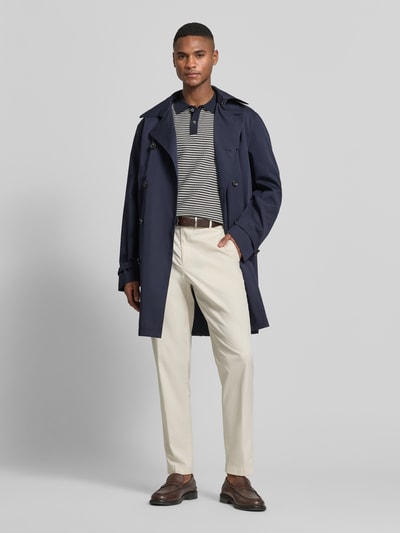 Männermodel trägt Strickshirt mit Polokragen und Knopfleiste von Christian Berg Men, Regular Fit, Streifenmuster, Ganzkörperansicht von vorne.