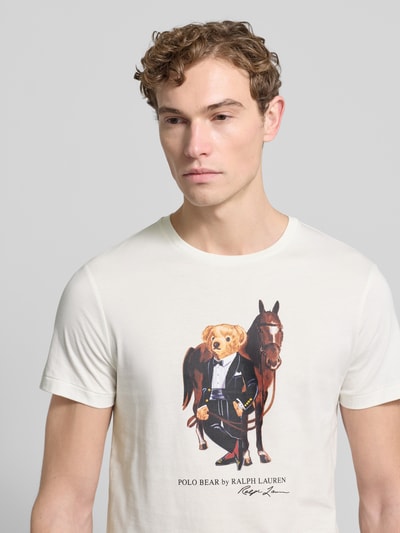 Männermodel trägt T-Shirt mit Label-Print und Rundhalsausschnitt von Polo Ralph Lauren aus reiner Baumwolle im Regular-Fit, Nahaufnahme Oberkörper.
