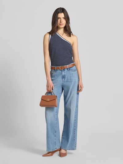 Kobiece modelka nosi Regular Fit Top aus Viskose-Mix Modell 'Alphonsin' von Guess, asymetryczny krój, z odkrytymi ramionami, długość tyłu w rozmiarze S 56 cm, ciemnoniebiesko-biały, krój regular fit, mieszanka wiskozy, widok całej sylwetki z przodu.