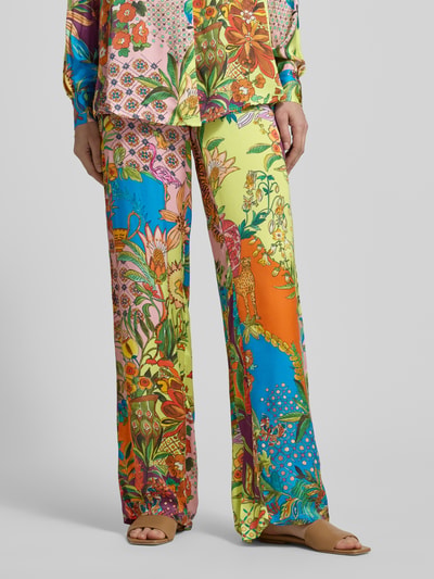 Frauenmodel trägt Wide Fit Stoffhose aus reiner Viskose mit elastischem Bund von Liu Jo White, floraler Allover-Print, bunte Farben, Ganzkörperansicht von vorne.