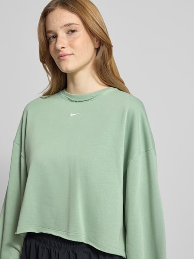 Frauenmodel trägt Relaxed Fit Pullover mit Logo-Stitching Modell 'Chill' von Nike aus Baumwoll-Mix in Mint, Rundhalsausschnitt, Nahaufnahme Oberkörper.