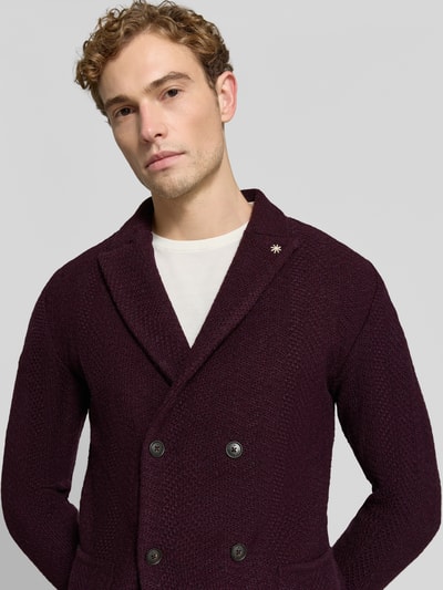 Männermodel trägt Regular Fit Cardigan mit woll-alpaka-aandeel in tricotlook van Manuel Ritz, materiaalmix, reverskraag, ruglengte maat M 75 cm, mouwlengte maat M 67 cm, bordeaux, structuurtextuur, nahaufnahme bovenlichaam