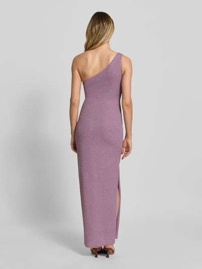 Frauenmodel trägt Midikleid mit Seitenschlitz von TROYDEN COLLECTION in Lila mit Drapierungen, figurbetontem Schnitt, One-Shoulder-Look, Ganzkörperansicht Rückansicht.