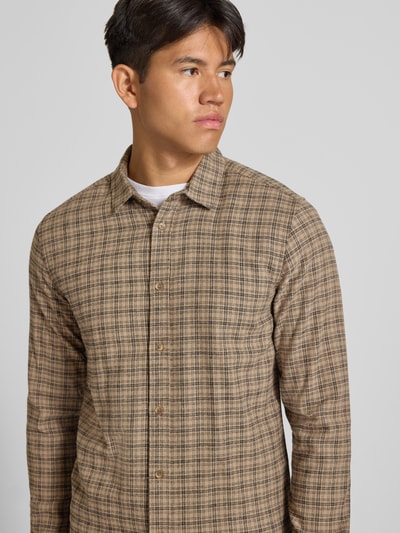 Männermodel trägt Slim Fit Freizeithemd aus reiner Baumwolle Modell 'GUDMUND' von ONLY, kariertes Muster in Beige und Braun, Nahaufnahme Oberkörper, Herren Freizeithemd von ONLY & SONS.