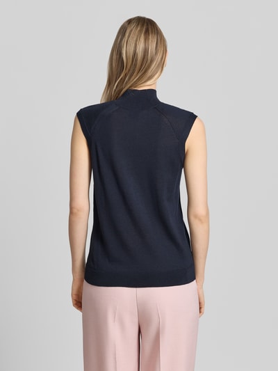 Frauenmodel trägt Slim Fit Pullunder aus reiner Schurwolle Modell 'FIPINI' von BOSS in Dunkelblau, Damen, Ganzkörperansicht Rückansicht.