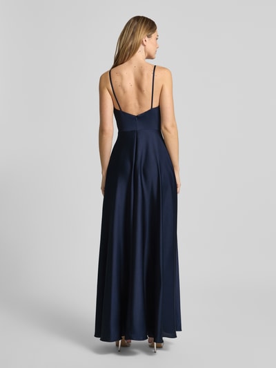 Frauenmodel trägt Abendkleid aus Satin mit Spaghettiträgern von Laona, dunkelblau, taillierter Schnitt, Maxikleid, Rückansicht, Rückenlänge 125 cm.