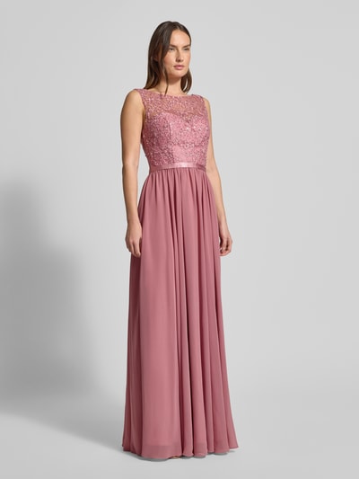 Modelka kobieca nosi różowe wieczorowe 'Abendkleid mit Paillettenbesatz' od LUXUAR FASHION, tiulowa spódnica, zdobienia z cekinów, całkowity widok z przodu.