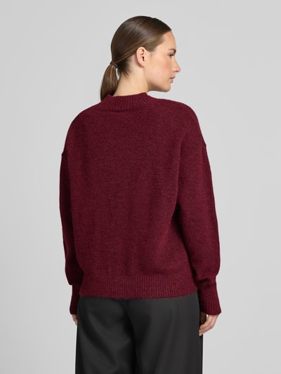 Vrouwenmodel draagt gebreide pullover met wolmix en alpaca, relaxed fit, Model 'Sage' van ICHI, ribboorden, met lange mouwen, rugaanzicht