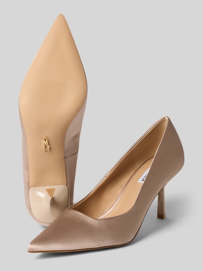 Produktfoto, Pumps mit Pfennigabsatz Modell 'Vivion' von Steve Madden aus Satin in beigem Ton, spitz zulaufend, Kontext: Damen Pumps, Absatzhöhe 7 cm, Schafthöhe 8 cm, Schaftweite 20 cm