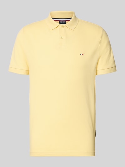 Produktfoto, Regular Fit Poloshirt mit Logo-Stitching von HECHTER PARIS, bawełna, fakturowany wzór, krótki rękaw, kołnierzyk polo, długość tyłu 66 cm w rozmiarze M