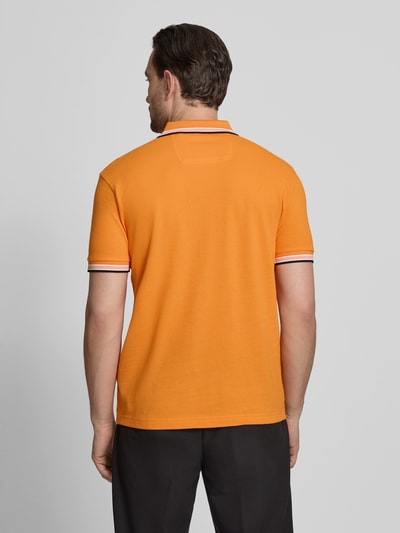 Männermodel trägt Regular Fit Poloshirt aus reiner Baumwolle Modell 'PADDY' von BOSS Green, Optik: Unifarben, Ganzkörperansicht Rückansicht.