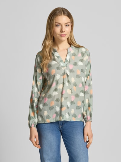Frauenmodel trägt Regular Fit Bluse aus reiner Viskose Modell 'Hilga' von ZABAIONE in Pastellfarben und Fleckenmuster, Tunika-Kragen, langärmelig mit elastischen Abschlüssen, Ganzkörperansicht von vorne.