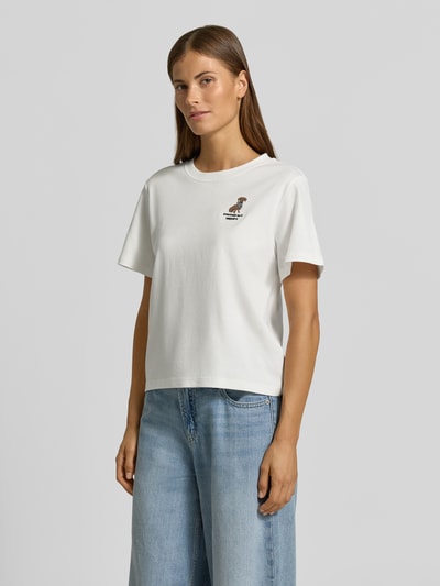 Frauenmodel trägt Regular Fit T-Shirt aus reiner Baumwolle von s.Oliver RED LABEL in Weiß, glatte Struktur, Ganzkörperansicht von vorne.