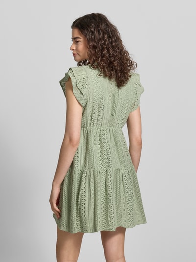 Frauenmodel trägt Tailliertes Blusenkleid aus Baumwoll-Mix Modell 'HELENA' von Only, Optik: Unifarben, Mini-Länge, Stickerei, Rückansicht.