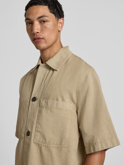 Männermodel trägt Freizeithemd mit Leinen-Anteil ANNARR von ANNARR in Beige, Relaxed-Fit, Brusttaschen, Kentkragen, Kurzärmelig, Nahaufnahme Oberkörper.