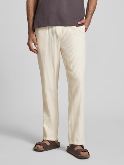 Mannenmodel draagt lichte heren broek uit mix van katoen en linnen model 'MAXIM' van Blend, relaxed fit, elastische band, productdetails, close-up van het onderlichaam.