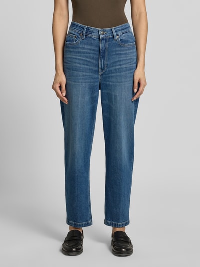 Frauenmodel trägt blaue Jeans aus elastischem Baumwoll-Mix Modell 'Flown' von DRYKORN mit lockerer, verkürzter Passform, 5-Pocket-Design, Ganzkörperansicht von vorne.