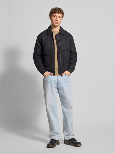 Männermodel trägt Strickpullover mit Rundhalsausschnitt Modell 'BAGGE' von Blend im Baumwoll-Viskose-Mix, Slim-Fit, Ganzkörperansicht von vorne.