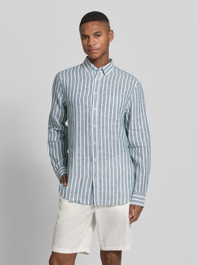 Męski model nosi Slim Fit Freizeithemd aus reinen Leinen von Christian Berg Men, w niebiesko-białe paski, krój slim fit, kołnierzyk typu button down, listwa guzikowa, z długim rękawem, sportowe mankiety, len, długość tyłu w rozmiarze M 79 cm, szerokość w rozmiarze M 48 cm, długość rękawów w rozmiarze M 65 cm, całkowity widok z przodu.