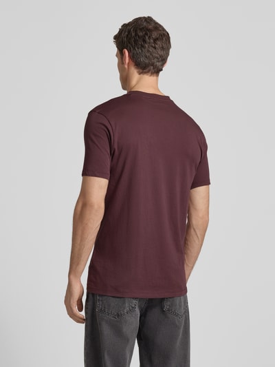Männermodel trägt Regular Fit T-Shirt aus reiner Baumwolle Modell 'DULIVIO' von HUGO, Optik: Unifarben, Ganzkörperansicht Rückansicht.