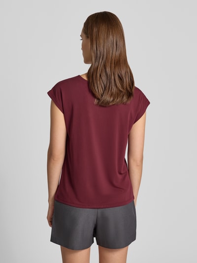 Frauenmodel trägt Slim Fit Langarmshirt mit Baumwoll-Anteil Modell 'TENNA' von ONLY in Dunkelrot, glatte Textur, Ganzkörperansicht Rückansicht, Damen Langarmshirt von ONLY