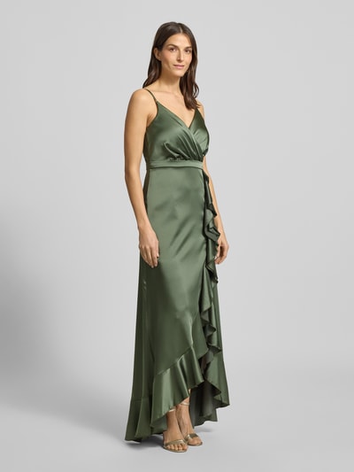 Modelka nosi Abendkleid mit Volants von TROYDEN COLLECTION, zielony jednolity kolor, dekolt serce, falbany, rozkloszowany dół, długość tyłu w rozmiarze 36: 134 cm, szerokość w rozmiarze 36: 43 cm, widok całej sylwetki z przodu.