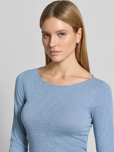 Frauenmodel trägt Regular Fit Langarmshirt aus reiner Baumwolle von Marc O'Polo in Melange-Optik, U-Boot-Ausschnitt, Nahaufnahme Oberkörper