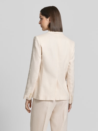Frauenmodel trägt Blazer mit Pattentaschen Modell 'Boreli' von Mango aus Reine Baumwolle in Beige, taillierte Passform, Ganzkörperansicht Rückansicht. Rückenlänge bei Größe 36: 66 cm, Brustweite: 111 cm, Ärmellänge: 68 cm.