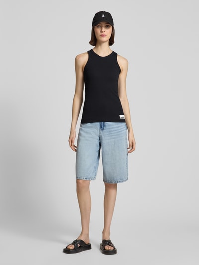 Frauenmodel trägt Slim Fit Tank Top aus Baumwoll-Mix Modell 'KANITAA' von Armedangels, Optik: Unifarben, schmale Träger, Feinripp, Label-Patch, Logo-Stitching, U-Ausschnitt, Ganzkörperansicht von vorne.