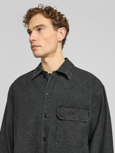 Männermodel trägt Relaxed Fit Hemdjacke mit Brusttasche Modell 'David' von Wood Wood, Baumwoll-Mix, Nahaufnahme Oberkörper.