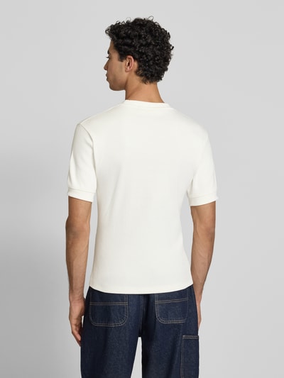 Männermodel trägt Slim Fit T-Shirt mit Label-Stitching von PROHIBITED, Baumwoll-Elasthan-Mix, Rundhalsausschnitt, Herren T-Shirt, Rückenlänge bei Größe M 65 cm, Ganzkörperansicht Rückansicht.