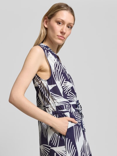 Frauenmodel trägt Hemdblusenkleid mit V-Ausschnitt und Bindegürtel Modell 'Lani' von GUIDO MARIA KRETSCHMER WOMAN in Allover-Look aus reiner Baumwolle, A-Linie, Midikleid, Knopfleiste, Farbmix aus Dunkelblau und Weiß, Nahaufnahme Oberkörper.