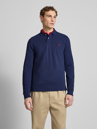 Männermodel trägt Slim Fit Poloshirt aus reiner Baumwolle von Polo Ralph Lauren in Dunkelblau mit Logo-Stitching, Polokragen, lange Ärmel, unifarbene Optik, Piqué-Struktur, Ganzkörperansicht von vorne.