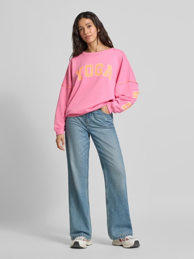 miss goodlife Oversized Sweatshirt aus reiner Baumwolle mit Statement-Print Rosa 1