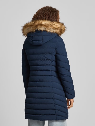 Superdry Płaszcz pikowany o kroju regular fit z obszyciem ze sztucznego futra model ‘Fuji’ Granatowy 5