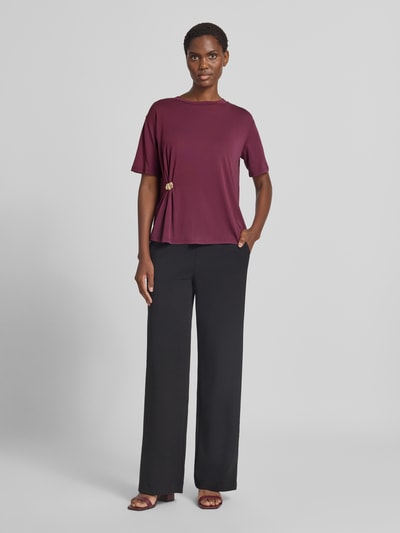 Vrouwenmodel draagt Regular Fit T-Shirt met siergarnering van zero in modalmix, plooien, ruglengte bij maat 36: 56 cm, full body vooraanzicht
