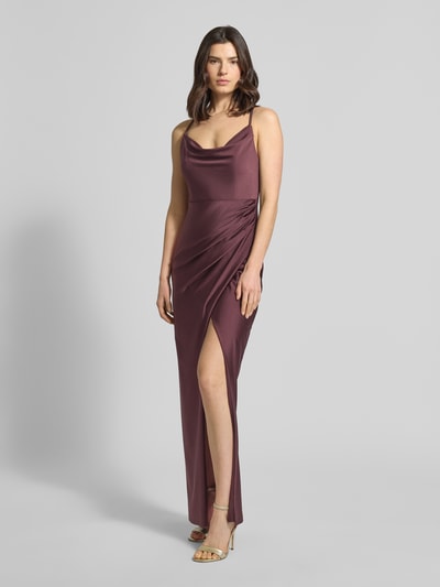 Modelka nosi Regular Fit Abendkleid mit Raffungen von V.M., satyna, krój regular fit, marszczenia, wycięcie na plecach, cienkie ramiączka, zamek wszyty w szwie, długość pleców w rozmiarze 36: 131 cm, szerokość w rozmiarze 36: 30 cm, widok całej sylwetki z przodu