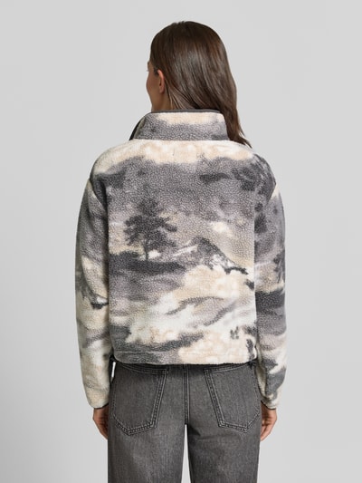 Vrouwenmodel draagt Fleeceshirt met Stehkragen en Label-Patch Model 'Helvetia II' van Columbia in grijs, zwart en beige Fleece; ganzkörperansicht rückansicht. Ruglengte maat S: 57 cm, schouderbreedte: 48 cm, borstwijdte: 54 cm, mouwlengte: 59 cm.