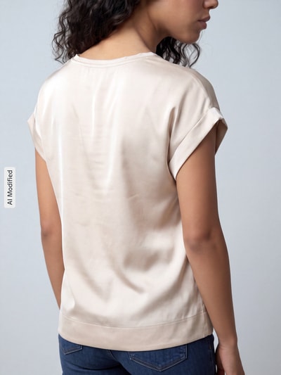 Frauenmodel trägt Blusenshirt mit fixierten Ärmelaufschlägen Modell 'VIELLETTE' von VILA, beigefarbener Viskose-Mix, Ganzkörperansicht Rückansicht, KI-modifiziertes Bild.