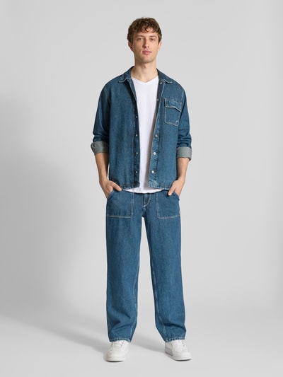 Mężczyzna nosi Regular Fit T-Shirt aus reiner Baumwolle Modell 'BENNE LONGY' von Only & Sons, gładki biały, krój regular fit, dekolt w serek, krótki rękaw, wykończenie brzegów rolowane, materiał czysta bawełna, Ganzkörperansicht von vorne