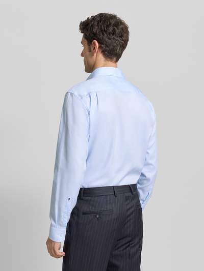Männermodel trägt Regular Fit Businesshemd aus Baumwolle mit Kentkragen von SEIDENSTICKER, hellblau, mit Knopfleiste, Brusttasche, Rückenlänge 83 cm, Schulterbreite 44 cm, Ärmellänge 67 cm, Ganzkörperansicht Rückansicht.