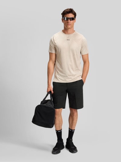 Männermodel trägt schwarze Regular Fit Shorts mit elastischem Bund Modell 'S_SPEEDFLEX' von BOSS Green, unifarben, Ganzkörperansicht von vorne.
