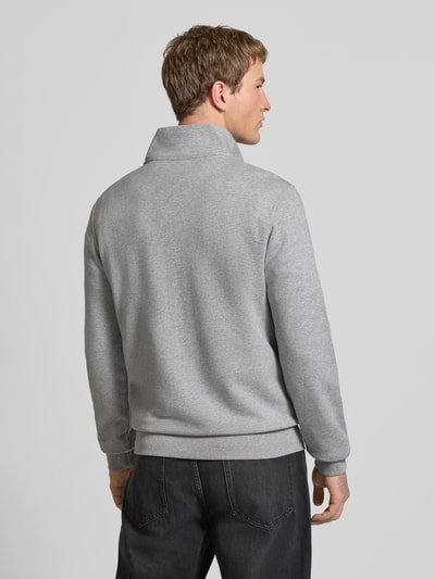 Männermodel trägt Troyer mit Label-Patch und Troyer-Kragen von Levi's®, grau, Gerader-Schnitt, Reine Baumwolle, Ganzkörperansicht Rückansicht.