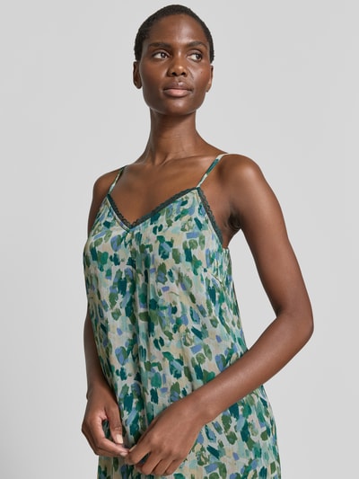 Frauenmodel trägt Midikleid im Allover-Look Modell 'EMMA' von Vila mit V-Ausschnitt, Spitzenbesatz, Spaghettiträgern, Nahaufnahme Oberkörper.