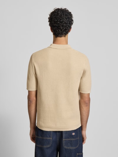 Männermodel trägt Regular Fit Poloshirt aus reiner Baumwolle Modell 'ERIC' von Only & Sons, Optik: Unifarben, Struktur, Strick, Ganzkörperansicht Rückansicht.