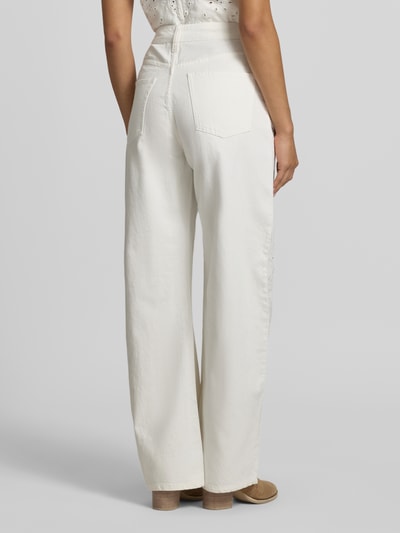 Frauenmodel trägt Wide Fit Jeans mit floralem Loch-Stitching Modell 'Joana' von Mango aus Reine Baumwolle, Gesäß- und Eingriffstaschen, Knopf- und Reißverschluss, Bundweite bei Größe 36: 37 cm, Innenbeinlänge bei Größe 36: 76 cm, cremefarbener Stoff, lockere Silhouette, glatte Textur. Ganzkörperansicht Rückansicht.
