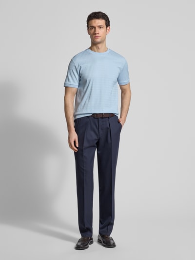 Männermodel trägt Regular Fit T-Shirt aus reiner Baumwolle Modell 'THOMSON' von BOSS, hellblau, feines Strukturmuster, Ganzkörperansicht von vorne.